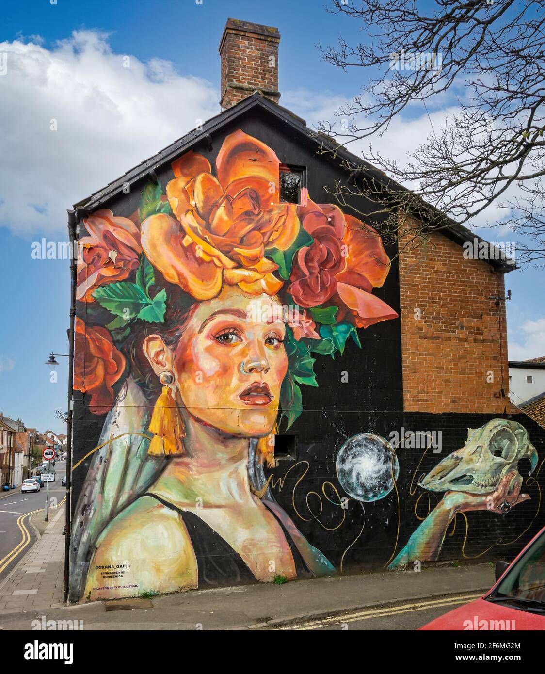 Großes buntes Wandbild einer Dame mit geblümtem Kopfstück in Glastonbury, Somerset, UK am 1. April 2021 Stockfoto
