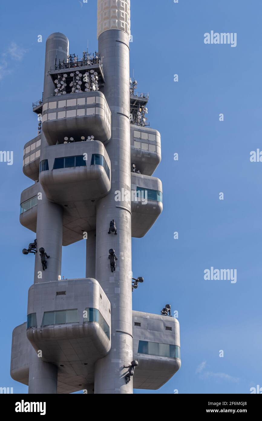 Fernsehturm Zizkov - Žižkovská věž - mit Skulpturen von David Cerny aus dem Hause „Babies“ (Miminka); Fernsehturm Žižkov in Mahlerovy sady, Prag Stockfoto