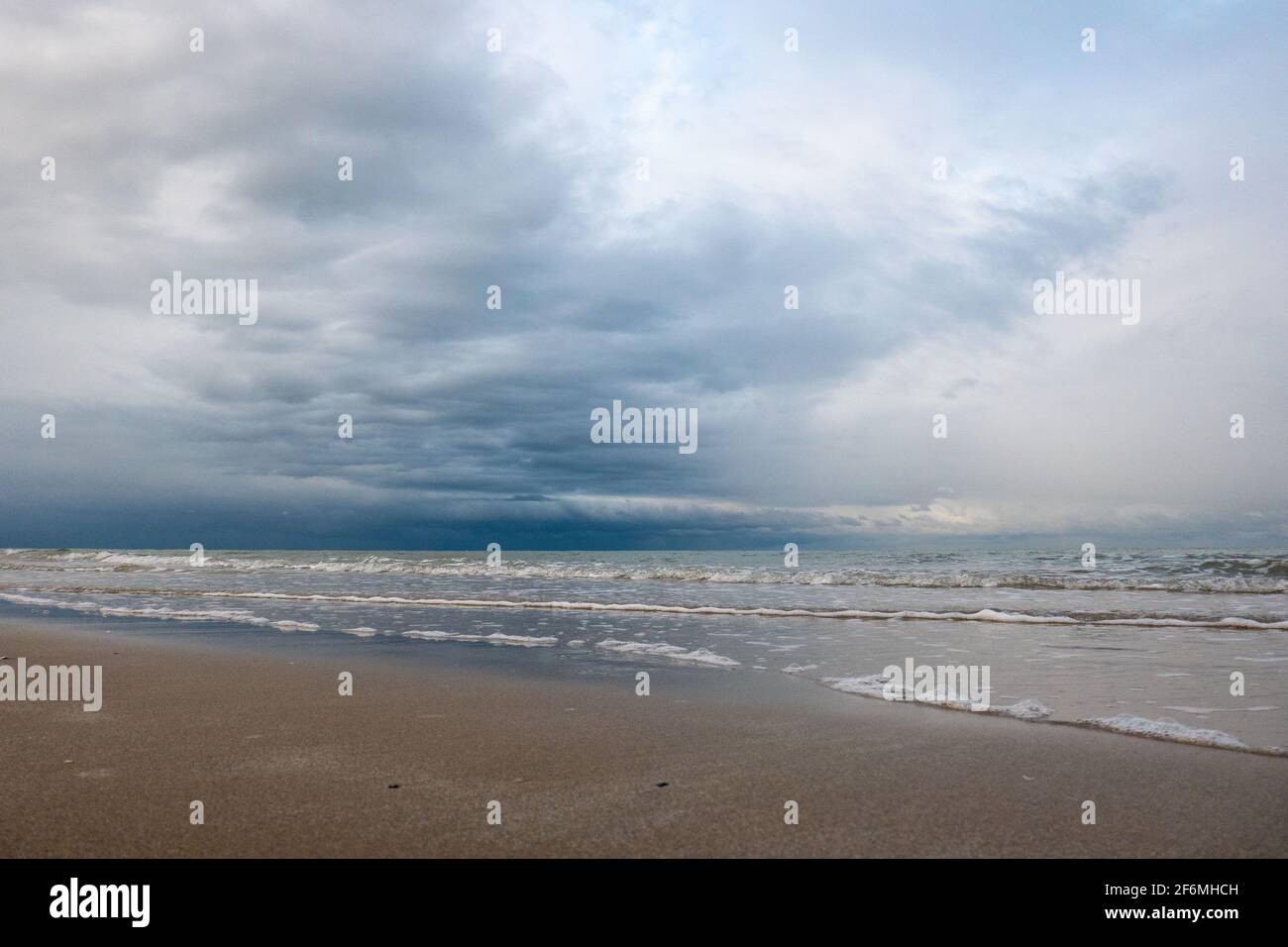 Meerwasser mit Wellen und bewölktem Himmel während einer schlechten Wettertag Stockfoto