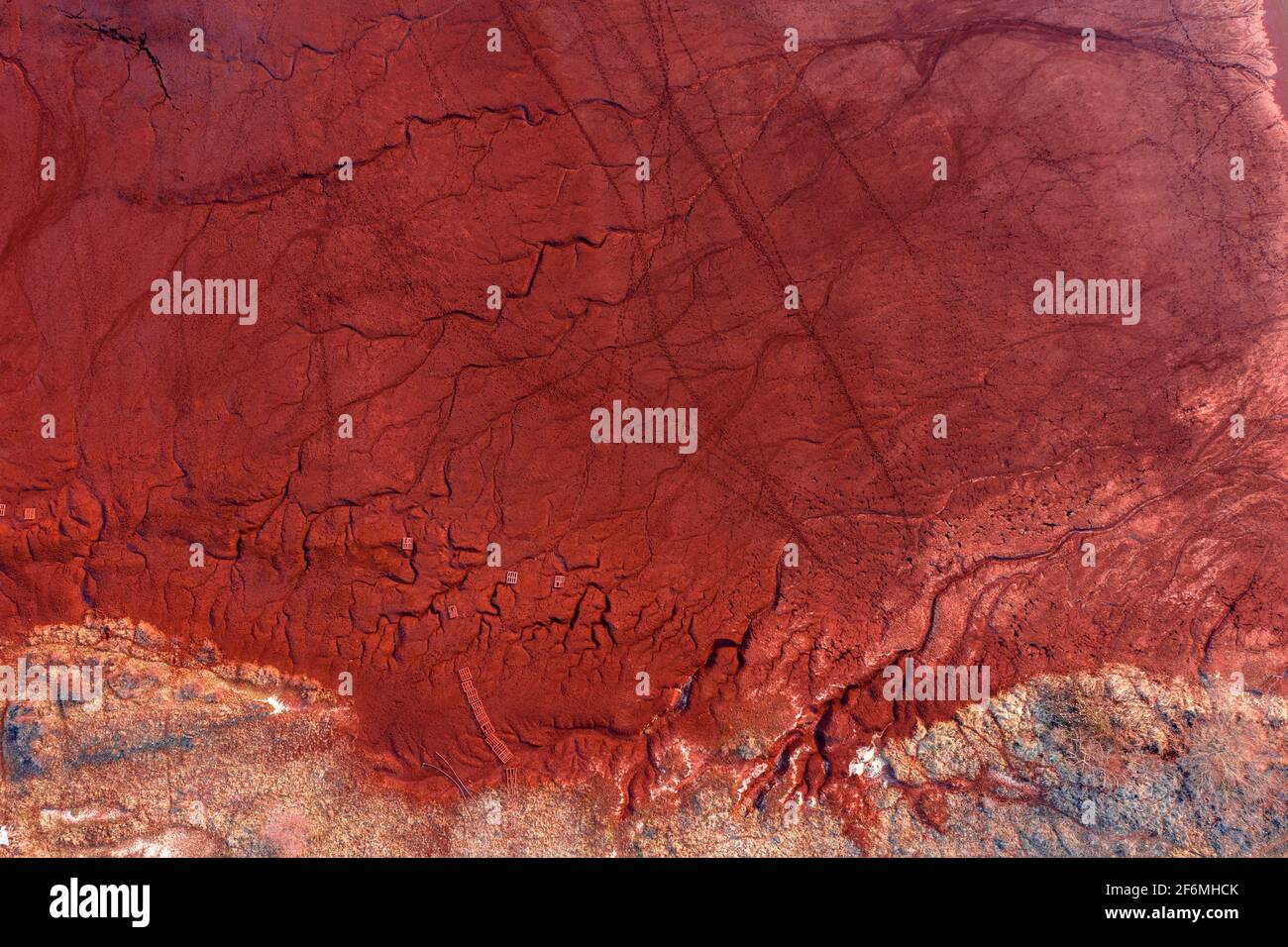 Neszmély, Ungarn - Luftaufnahme der Trockenheit rote Schlammoberfläche, Industrieabfälle, abstrakte Naturstruktur. Stockfoto