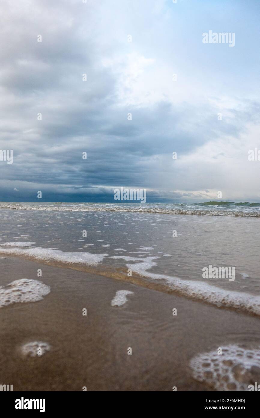 Meerwasser mit Wellen und bewölktem Himmel während einer schlechten Wettertag Stockfoto