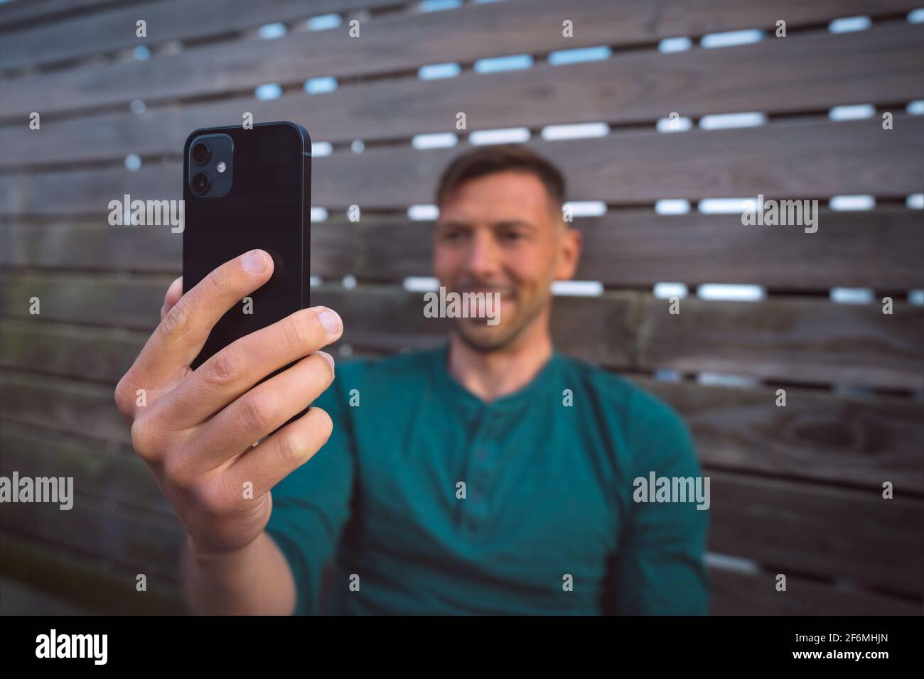 Mann mit Mobiltelefon. Blick auf das Smartphone und einen facetime-Videoanruf Stockfoto