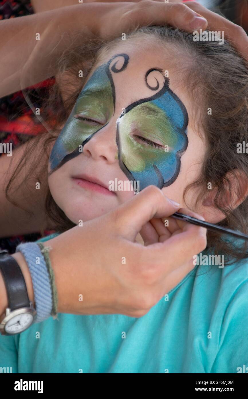 Gesichtsbemalung für Kinder auf einem Markt in den Ferien. Stockfoto