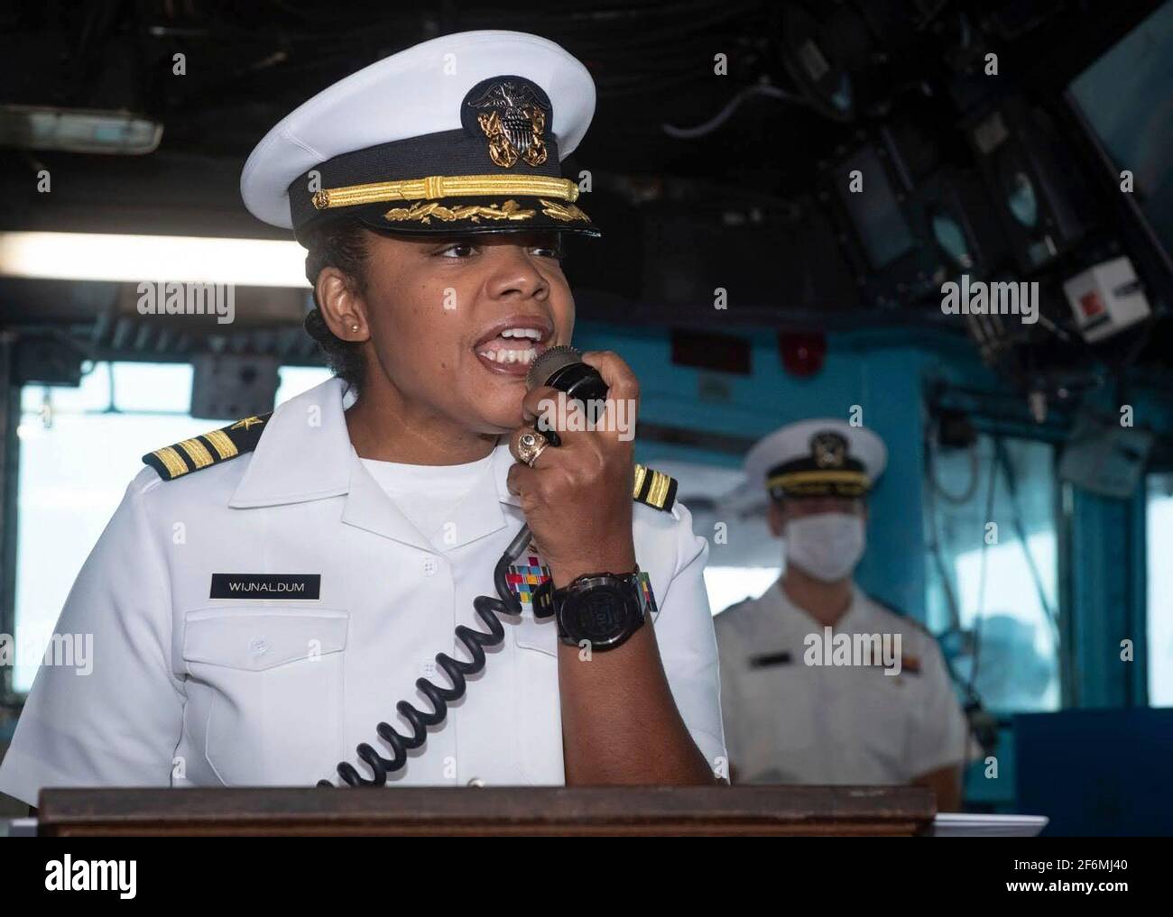 US Navy Cmdr. Kathryn Wijnaldum, die neue Kommandooffizierin des Hafenlandungsschiffs USS Oak Hill in der Harpers Ferry-Klasse, spricht während der Befehlswechselzeremonie am 17. September 2020 in Virginia Beach, Virginia, Matrosen an. Stockfoto