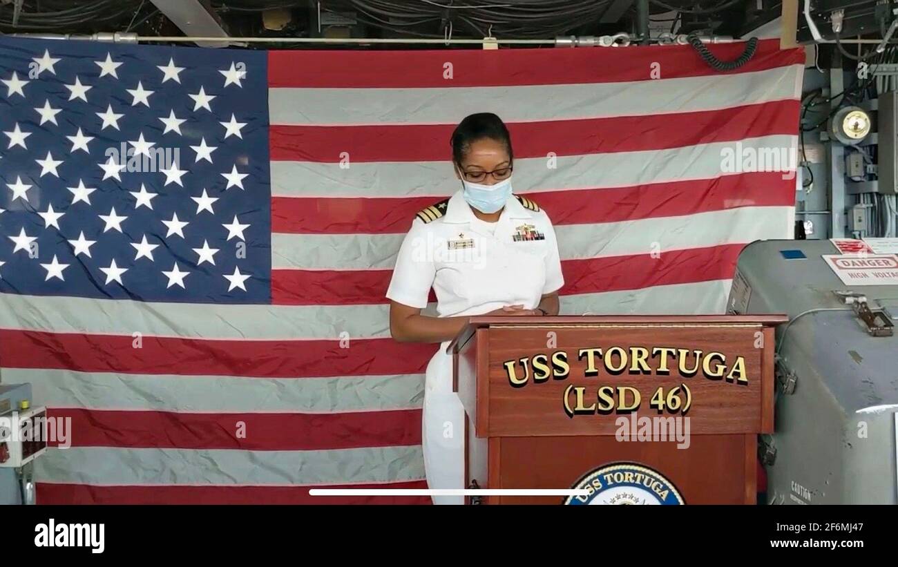 US Navy Cmdr. Kimberly Jones, der neue Kommandant des Anlegeschiffs USS Tortuga der Whidbey Island-Klasse, wendet sich während der Befehlswechselzeremonie am 16. Juli 2020 in Virginia Beach, Virginia, an die Besatzung. Stockfoto