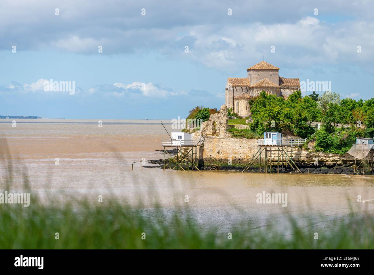 Romanische Kirche auf felsigem Felsvorsprung im wunderschönen Dorf Talmont-sur-Gironde in der Nähe von Royan, Charente Maritime, Atlantikküste Frankreich Stockfoto