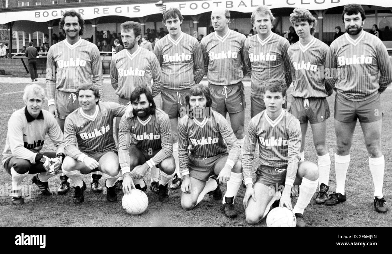 GEORGE BESTE MANNSCHAFT, DIE FORD OPEN PRISON IN BOGNOR GESPIELT HAT. STAN BOWLES (3. RECHTS HINTEN) BRIAN TYLER (RECHTS HINTEN) PETER BONETTI LINKS VORNE) ALAN BALL 2. LINKS VORNE UND GEORGE BEST. PIC MIKE WALKER, 1985 Stockfoto