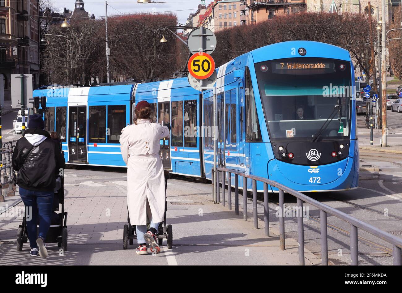 Stockholm, Schweden - 1. April 2021: Blaue, moderne Straßenbahn im Einsatz, die zur Djurgarden-Brücke nach Valdermarsudde fährt. Stockfoto