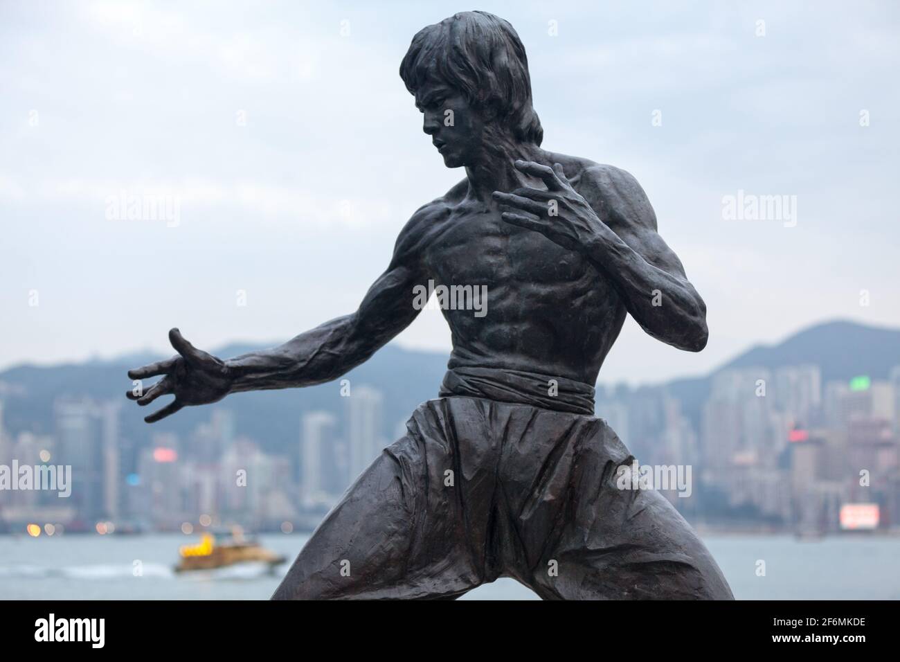 Hongkong, China - März 24 2014: Die Bruce Lee Statue in Hongkong ist eine bronzene Gedenkstatue des Kampfkünstlers Bruce Lee, die vom Bildhauer Ca Stockfoto