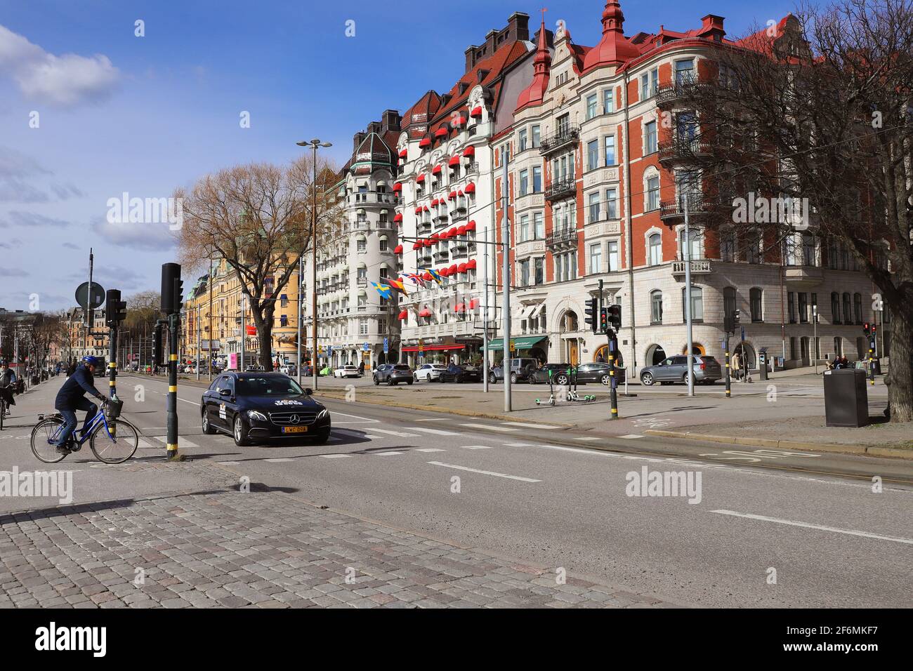 Stockholm, Schweden - 1. April 2021: Blick auf die Strandvagen-Straße mit dem Hotel Diplomat. Stockfoto