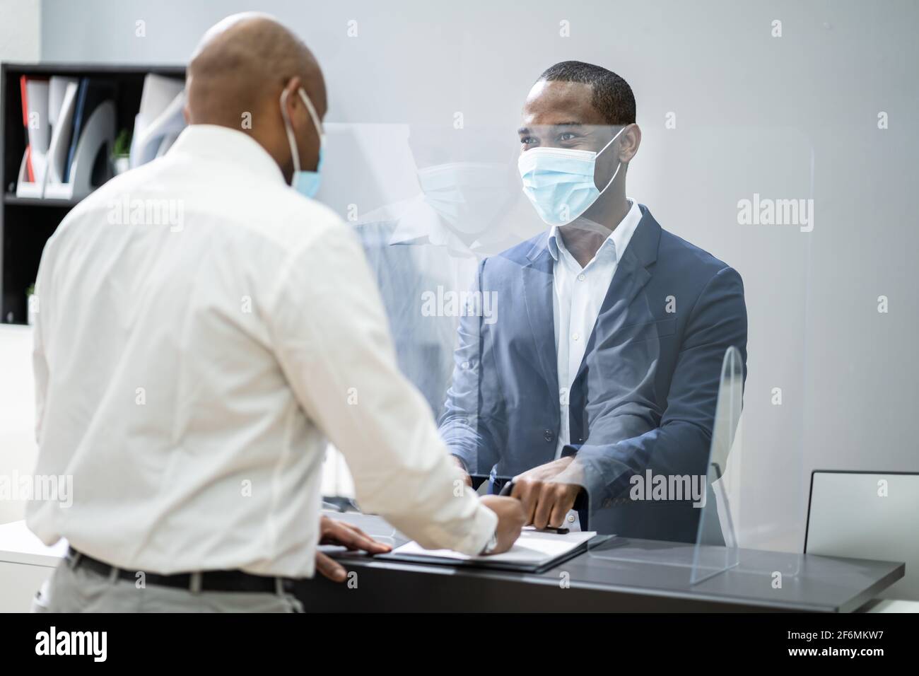 Hotelrezeption Mit Medizinischer Maske Geschützt Stockfoto