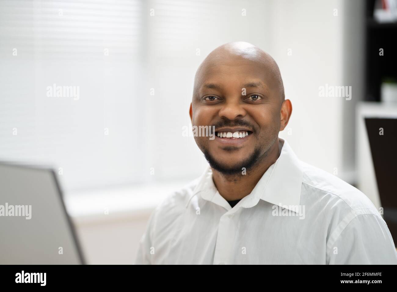 Afroamerikanische Selbstbewusste Frauen Lächeln In Der Videokonferenz Stockfoto