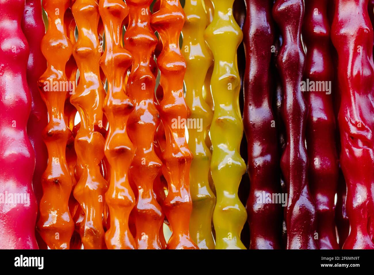 Bunte hausgemachte Süßigkeiten Churchkhela mit Haselnüssen, Walnüssen, Traubensaft, Honig oder Zucker, Weizen oder Maismehl. Dessert in lokalen Lebensmittelmarkt verkauft. Stockfoto Bunte hausgemachte Süßigkeiten Churchkhela mit Haselnüssen, Walnüssen, Traubensaft, Honig oder Zucker, Weizen oder Maismehl. Dessert in lokalen Lebensmittelmarkt verkauft. Stockfoto
