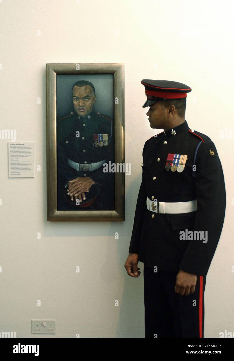 LANCE KORPORAL JOHNSON BEHARRY VC, STEHT NEBEN SEINEM PORTRÄT IN DER NATIONALEN PORTRÄT-GALERIE, LONDON.BHARRY GEWANN DEN VC FÜR DIE RETTUNG EINER REIHE VON KAMERADEN, ZWEIMAL, UNTER INTENSIVEM FEUER IM SÜDLICHEN IRAK.DAS GEMÄLDE IST VON EMMA WESLEY. 21/2/07 ,TOM PILSTON Stockfoto