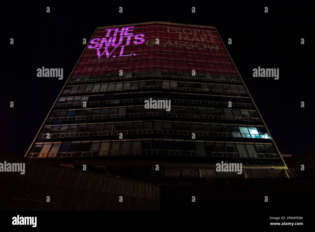 Glasgow, Schottland, Großbritannien. April 2021. IM BILD: Band, The Snuts, starten ihr Album mit einer Lichtshow in The People Make Glasgow Building abseits des George Square. Ich werde immer die Art und Weise lieben, wie Sie Glasgow sagen. Pic Credit: Colin Fisher/Alamy Live News Stockfoto