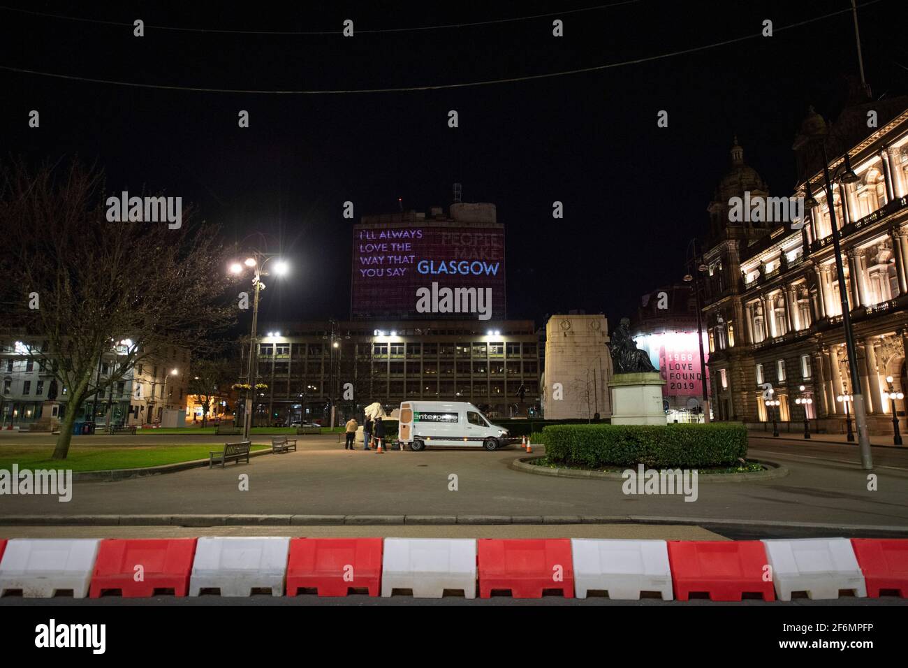 Glasgow, Schottland, Großbritannien. April 2021. IM BILD: Band, The Snuts, starten ihr Album mit einer Lichtshow in The People Make Glasgow Building abseits des George Square. Ich werde immer die Art und Weise lieben, wie Sie Glasgow sagen. Pic Credit: Colin Fisher/Alamy Live News Stockfoto