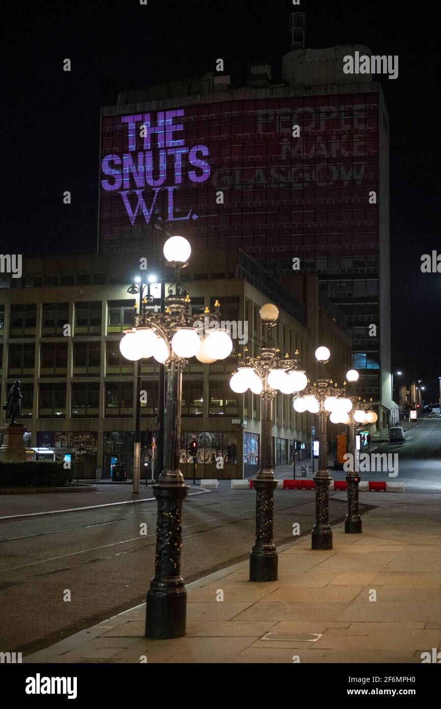 Glasgow, Schottland, Großbritannien. April 2021. IM BILD: Band, The Snuts, starten ihr Album mit einer Lichtshow in The People Make Glasgow Building abseits des George Square. Ich werde immer die Art und Weise lieben, wie Sie Glasgow sagen. Pic Credit: Colin Fisher/Alamy Live News Stockfoto