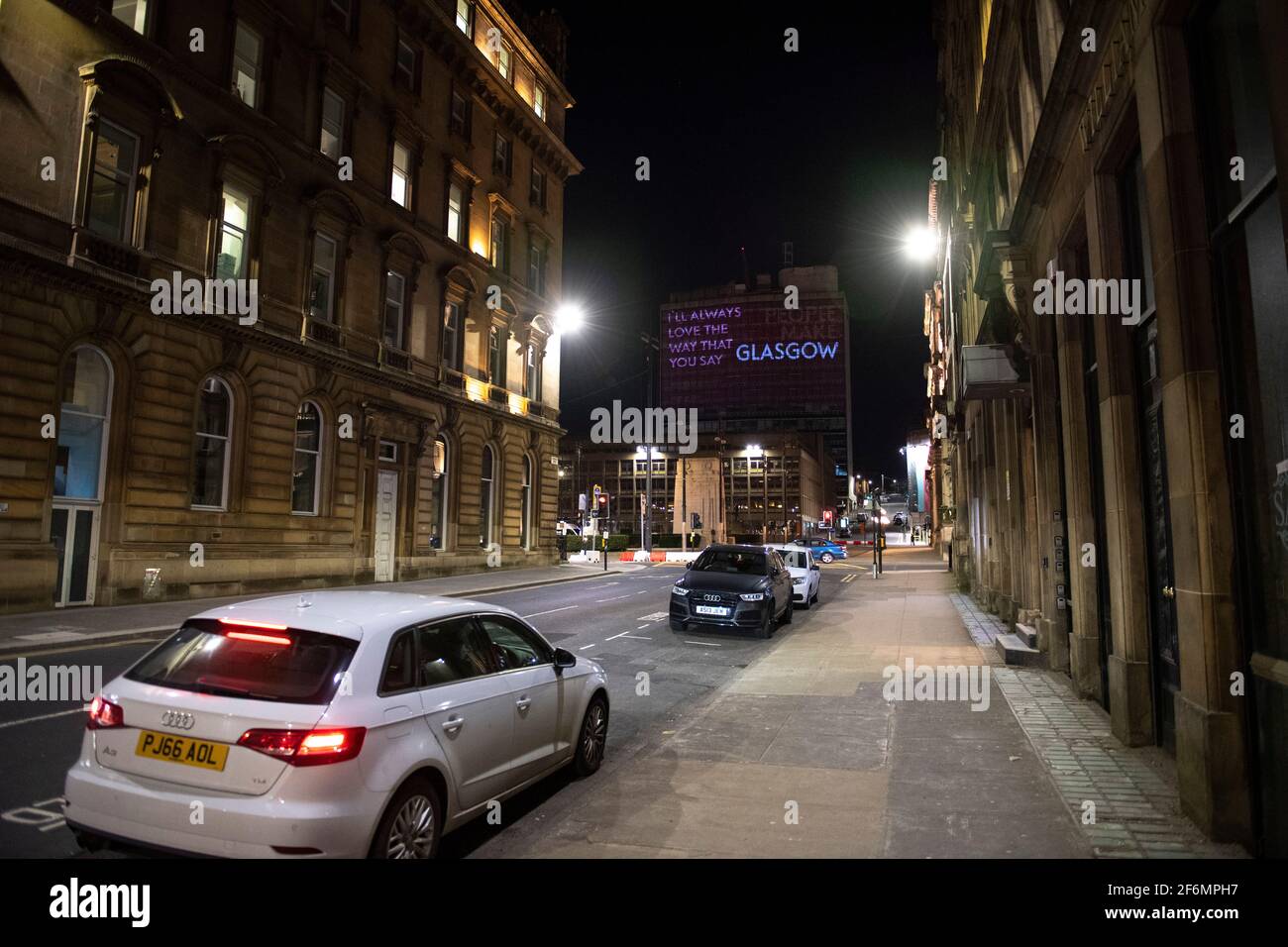 Glasgow, Schottland, Großbritannien. April 2021. IM BILD: Band, The Snuts, starten ihr Album mit einer Lichtshow in The People Make Glasgow Building abseits des George Square. Ich werde immer die Art und Weise lieben, wie Sie Glasgow sagen. Pic Credit: Colin Fisher/Alamy Live News Stockfoto