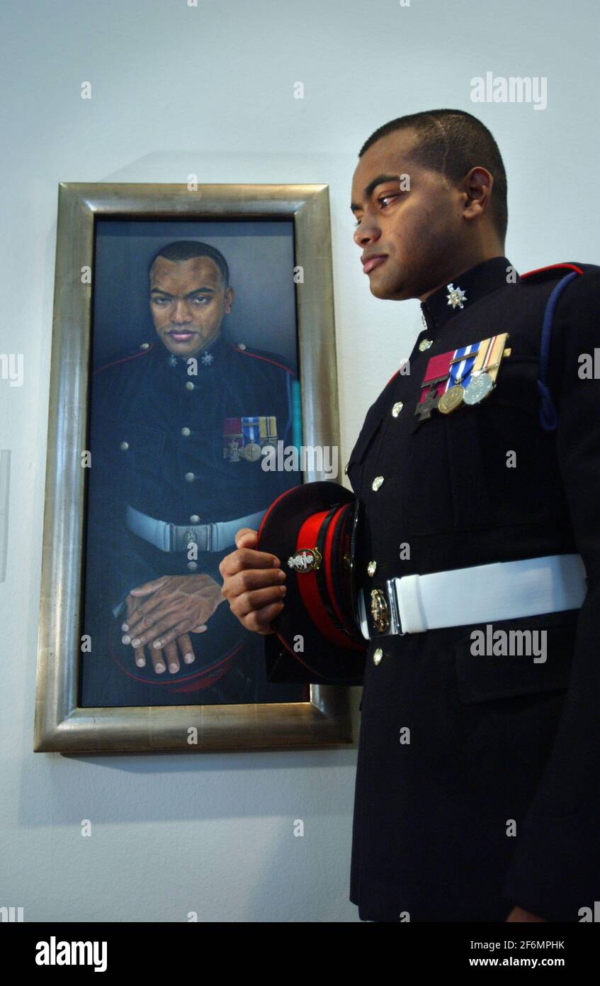 LANCE KORPORAL JOHNSON BEHARRY VC, STEHT NEBEN SEINEM PORTRÄT IN DER NATIONALEN PORTRÄT-GALERIE, LONDON.BHARRY GEWANN DEN VC FÜR DIE RETTUNG EINER REIHE VON KAMERADEN, ZWEIMAL, UNTER INTENSIVEM FEUER IM SÜDLICHEN IRAK.DAS GEMÄLDE IST VON EMMA WESLEY. 21/2/07 ,TOM PILSTON Stockfoto