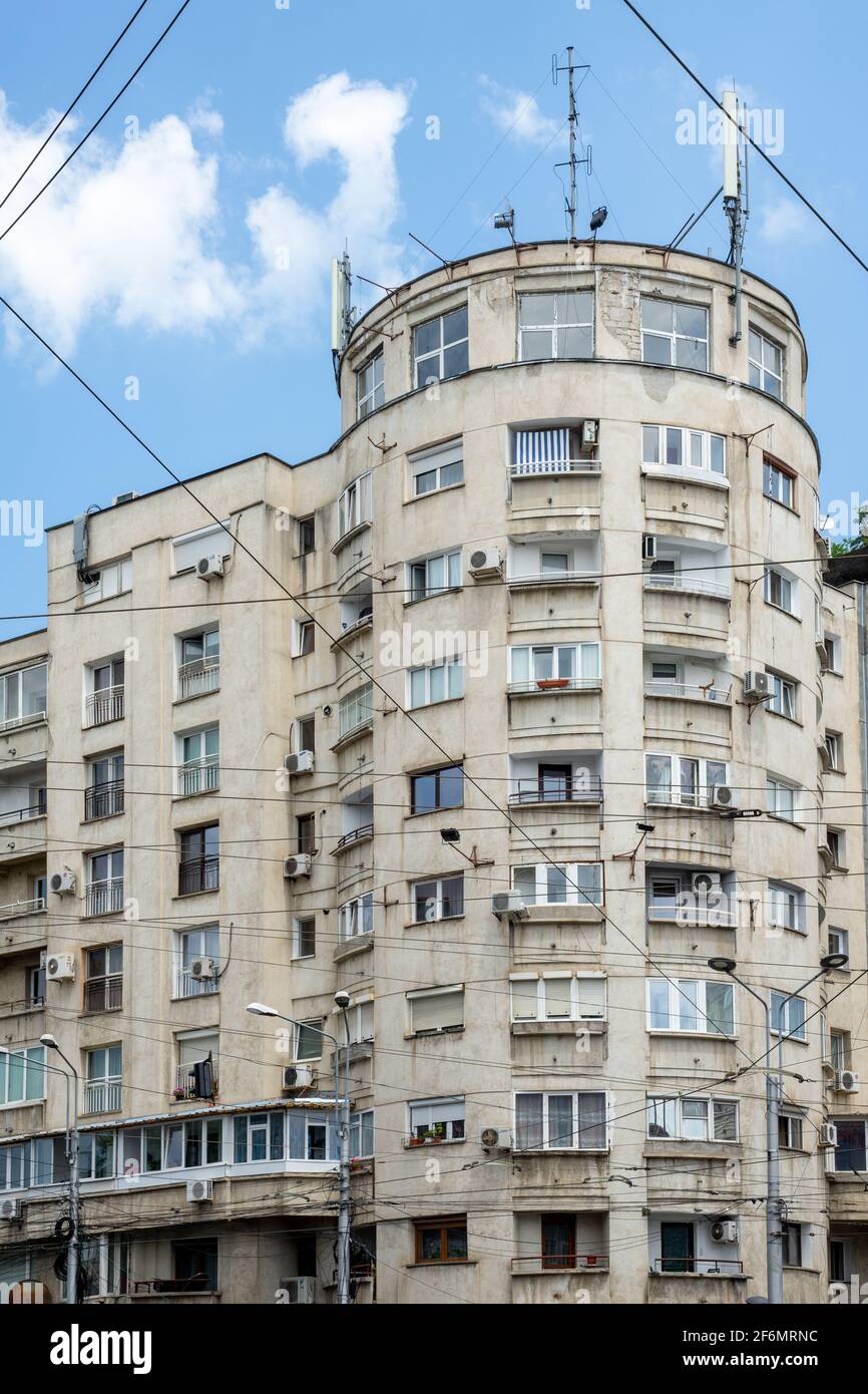 Wohnhaus des sozialistischen Modernismus in der Nähe des Union Square, in der Innenstadt von Bukarest, Rumänien Stockfoto
