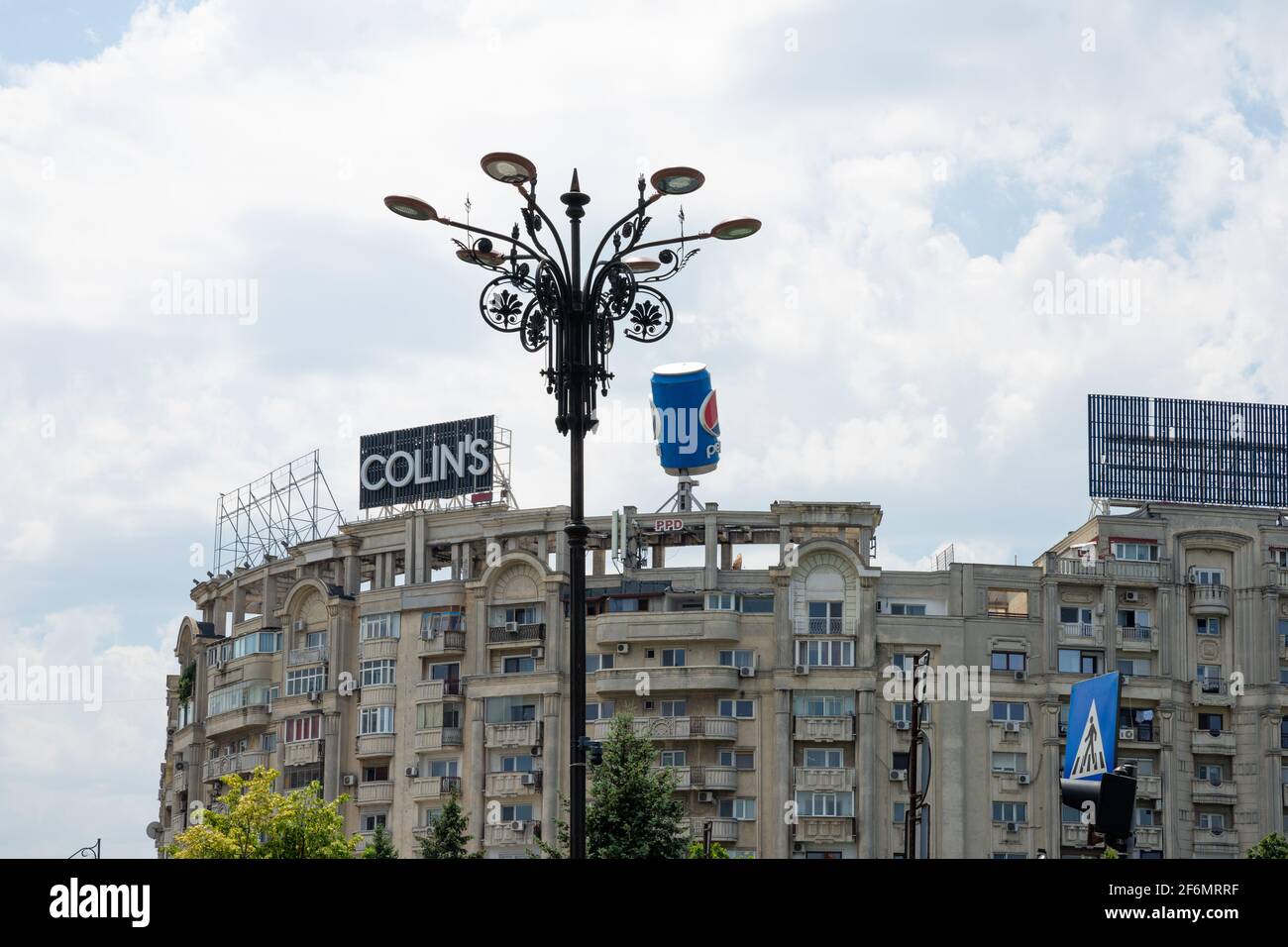 Außenwerbung einer großen Spinnerei von Pepsi, die auf dem Wohngebäude am Union Square (Piata Unirii) in Bukarest, Rumänien, aufgestellt wird. Stockfoto