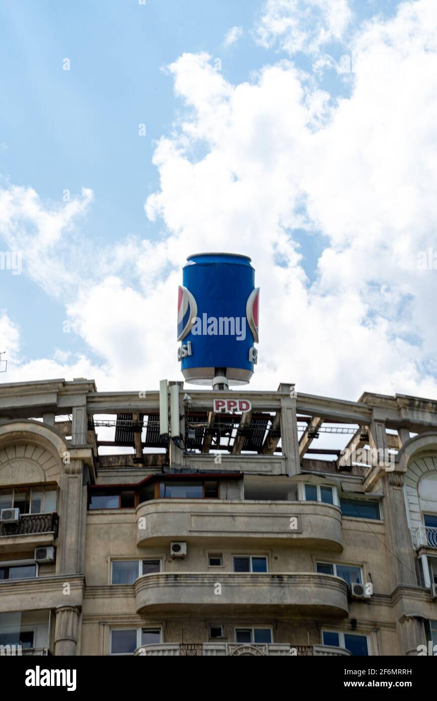 Außenwerbung einer großen Spinnerei von Pepsi, die auf dem Wohngebäude am Union Square (Piata Unirii) in Bukarest, Rumänien, aufgestellt wird. Stockfoto