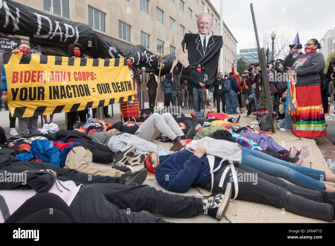 April 2021. Indigene Jugendliche und Unterstützer der Dakota Access and Line 3 Pipeline-Kämpfe sammeln sich vor dem Büro des Armeekorps für Ingenieure, wo sie Petitionskisten überreichten, ein „Einsterben“ abhielten und dann zum Black Lives Matter Plaza nahe dem Weißen Haus marschierten. Die Forderung, dass Präsident Biden die Genehmigung des Armeekorps für die Linie 3 zurücknimmt und die Dakota Access Pipeline stilllegen muss, und die Abhängigkeit vom Öl durch „Building Back Fossil Free“ zu ersetzen. Stockfoto