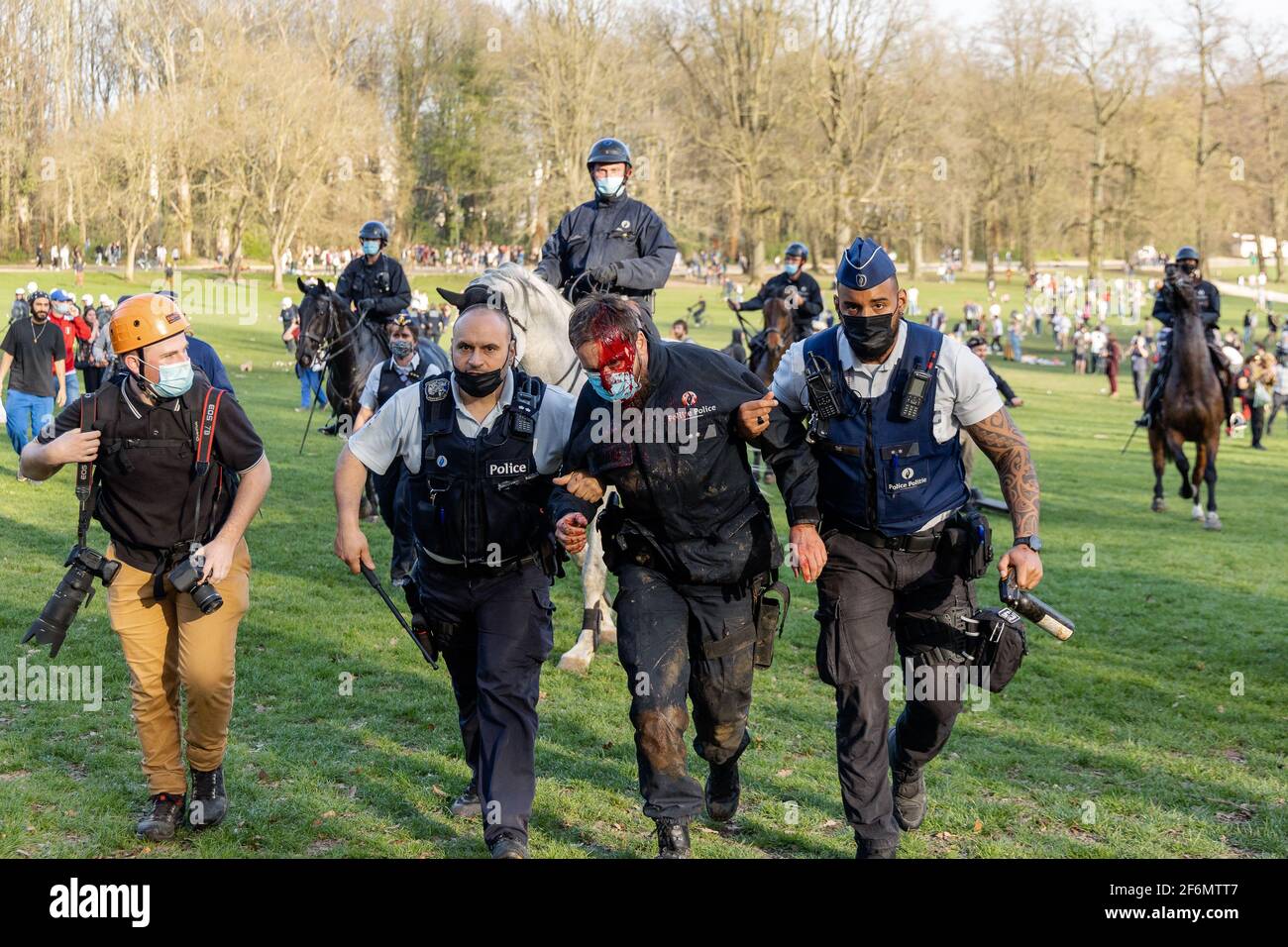 Brüssel, Belgien. April 2021. Protest gegen sanitäre Maßnahmen und wilde Partei namens ''La Boum''' in Brüssel, soziale Distanzierung wurde selten respektiert und auch das Tragen von Masken, viel Spannung und Gewalt zwischen Polizei und Demonstranten. (Bild: © Arnaud Brian via Wire) Bild: ZUMA Press, Inc./Alamy Live News Stockfoto