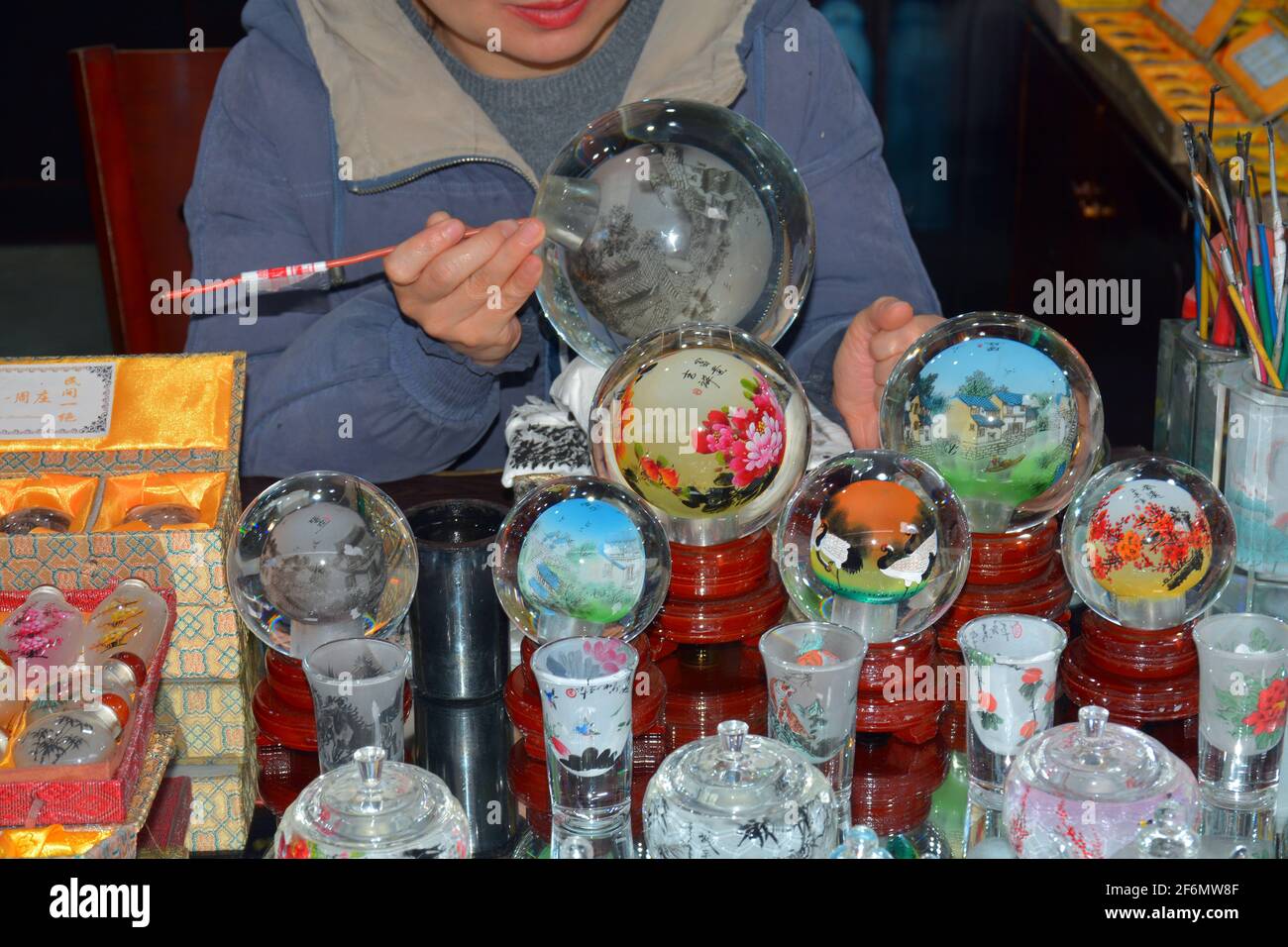 Chinesische Kunsthandwerker malen innen Flaschen und Glas. Schöne und spezialisierte Kunstwerke, die man selten auf der Straße sieht. Stockfoto