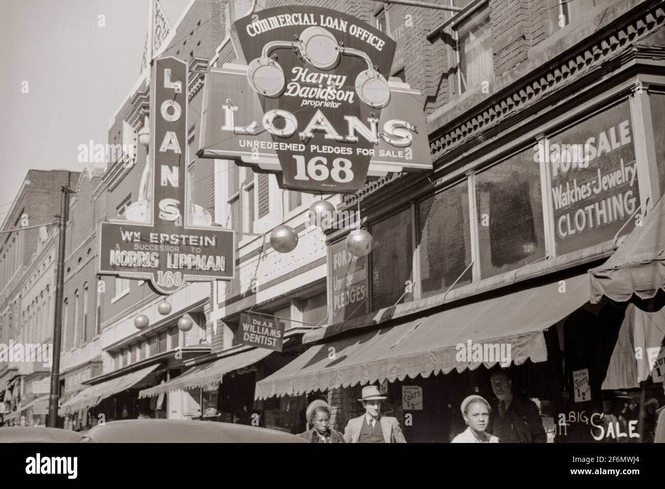Second-Hand-Bekleidungsgeschäfte und Pfandgeschäfte in der Beale Street, Memphis, Tennessee. 1939 Stockfoto