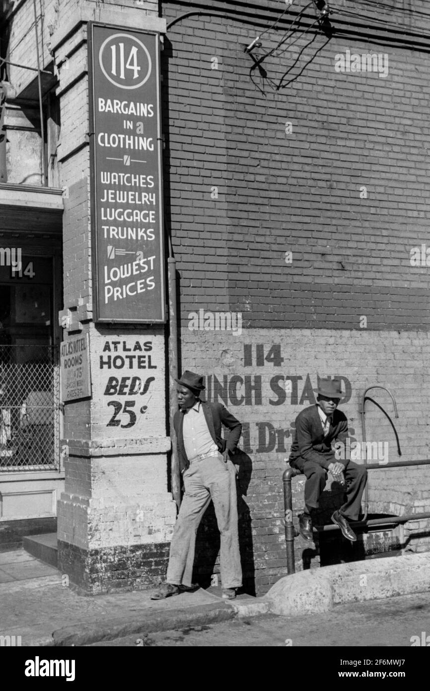 Second-Hand-Bekleidungsgeschäfte und Pfandgeschäfte in der Beale Street, Memphis, Tennessee. 1939 Stockfoto