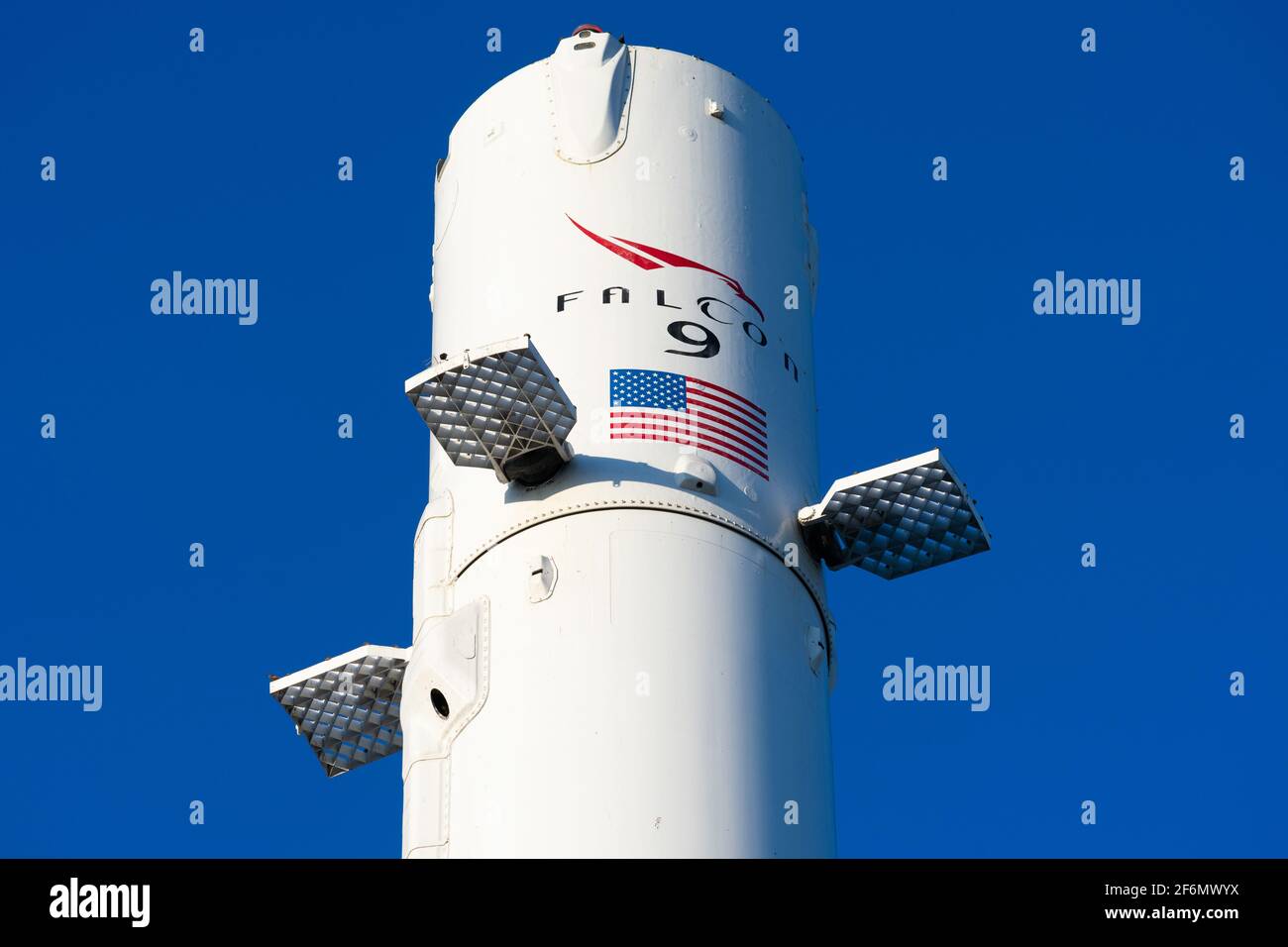 Falcon 9-Schild auf Raketenbooster in der Zentrale von SpaceX, Space Exploration Technologies Corporation. SpaceX ist eine private amerikanische Luft- und Raumfahrt Stockfoto