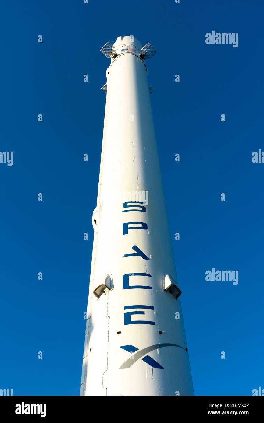 Das SpaceX-Logo auf dem Raketenverstärker Falcon 9 wird am Hauptsitz von SpaceX angezeigt. SpaceX ist ein privater amerikanischer Luft- und Raumfahrthersteller - Hawthorne, Califor Stockfoto