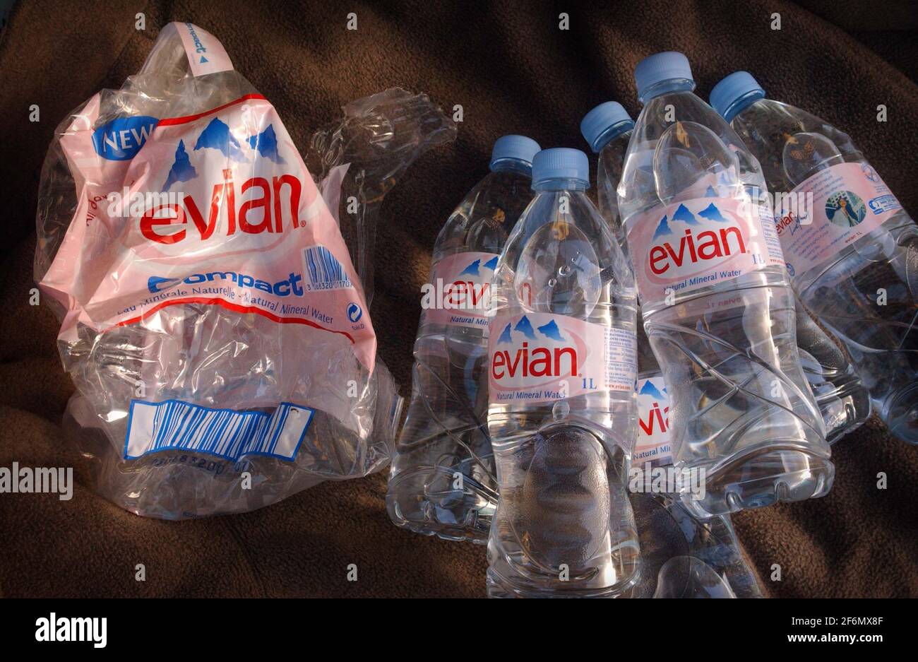 FLASCHEN EVIAN MINERALWASSER.TOM PILSTON - 06/02/07 Stockfoto