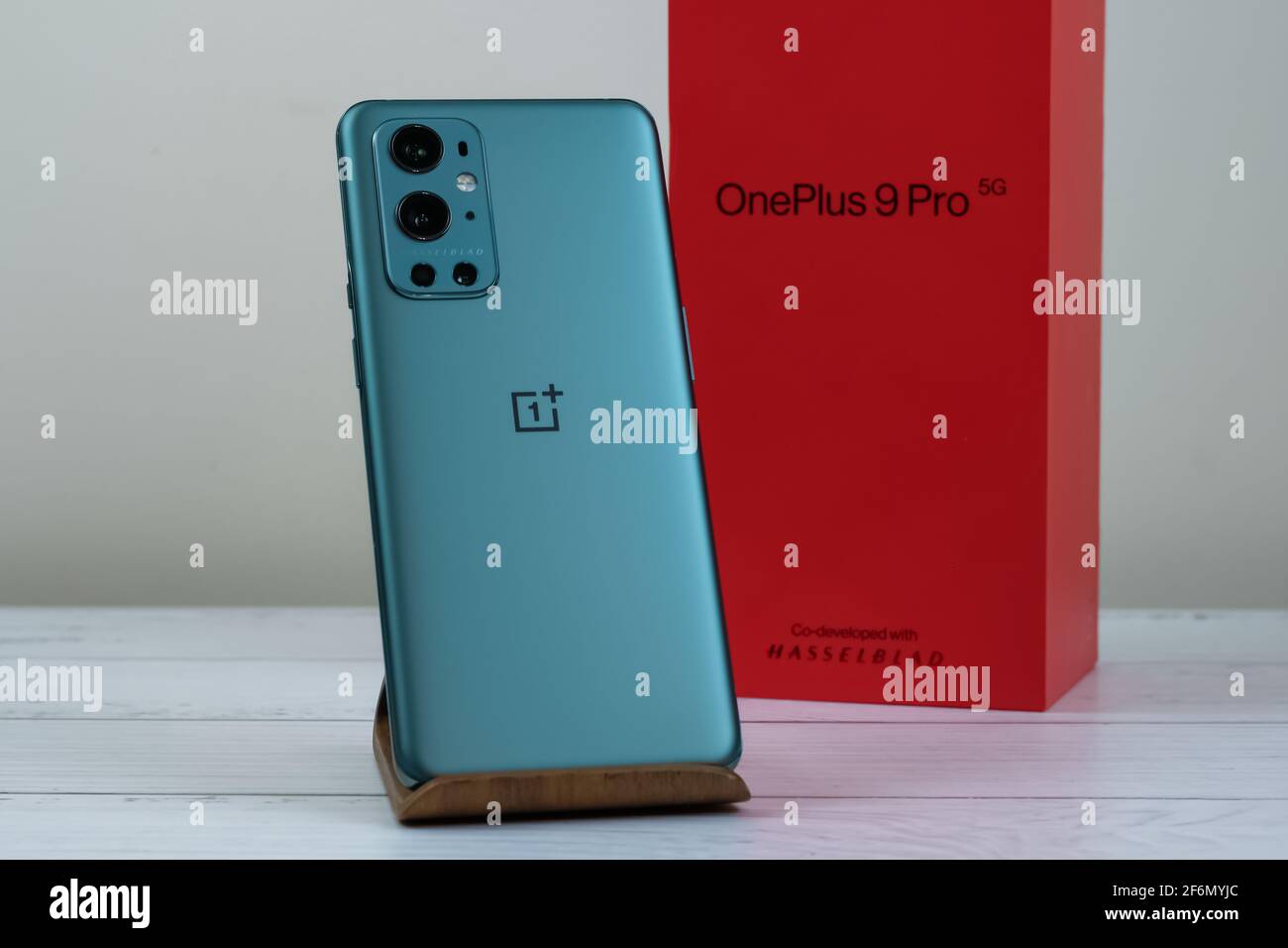 OnePlus 9 Pro 5G in Pine Green. Stockfoto