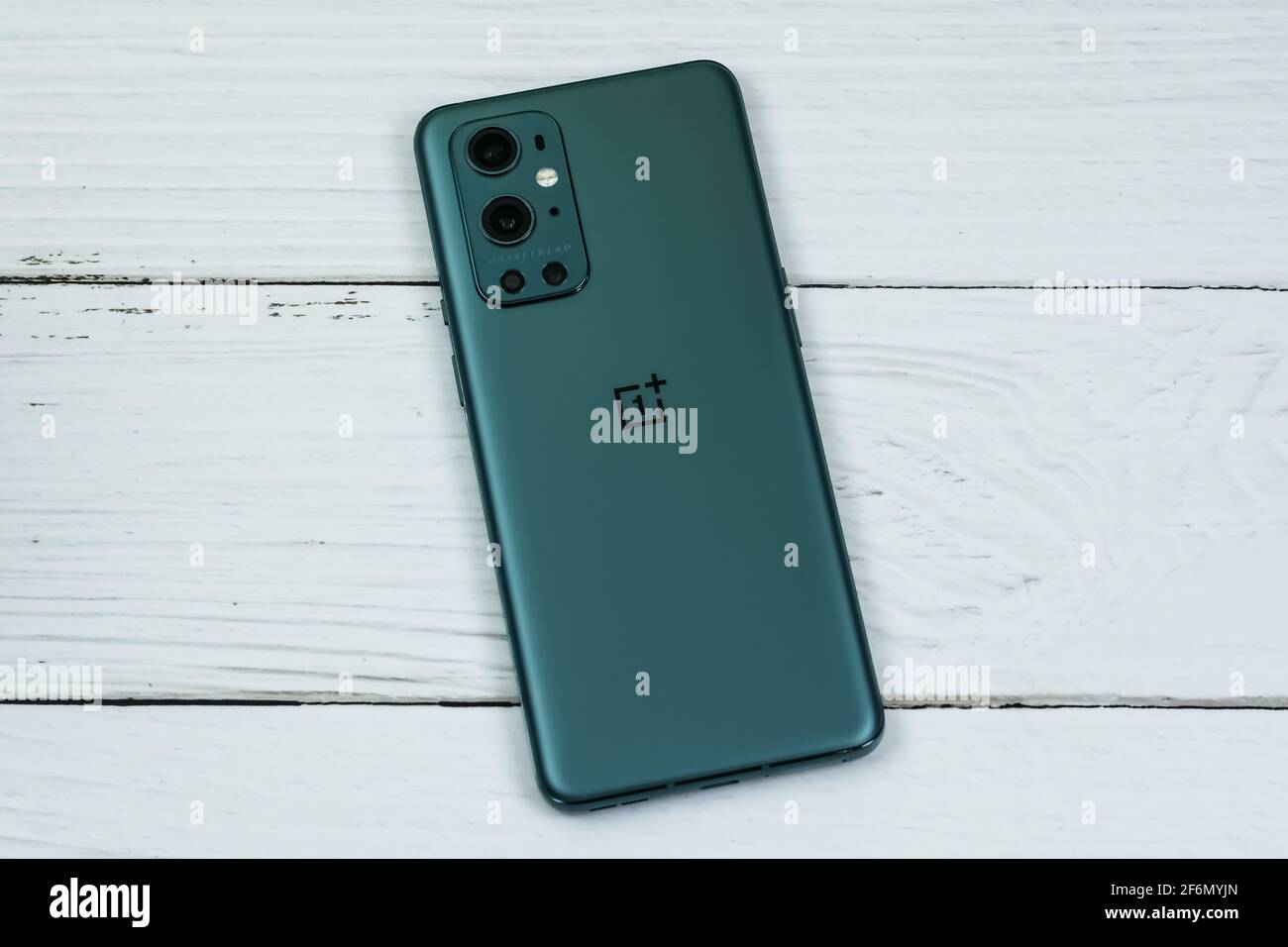 OnePlus 9 Pro 5G in Pine Green. Stockfoto