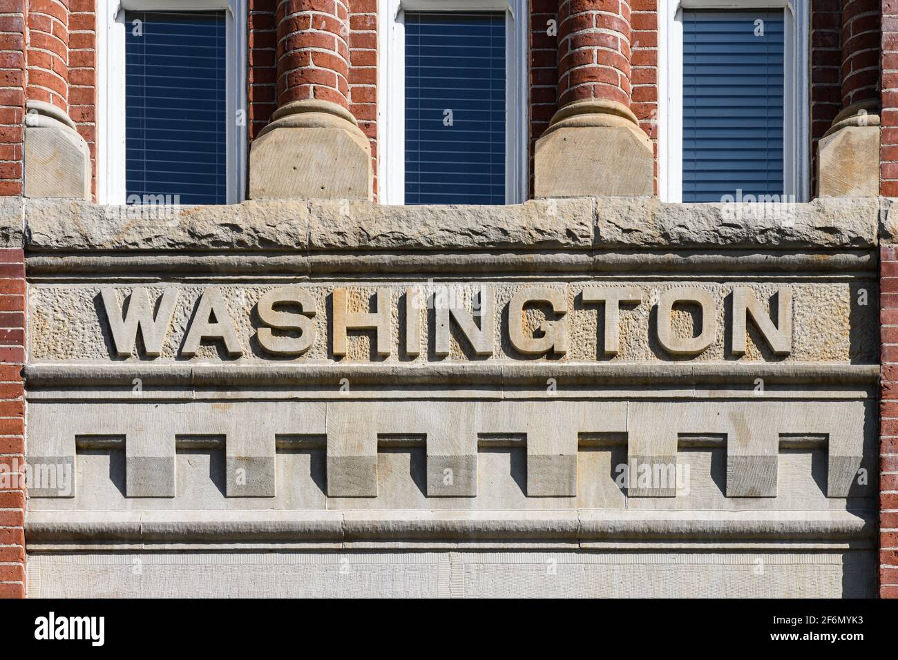 Geschnitztes Mauerwerk an der Central Washington University in der Barge Hall of Das Wort Washington Stockfoto