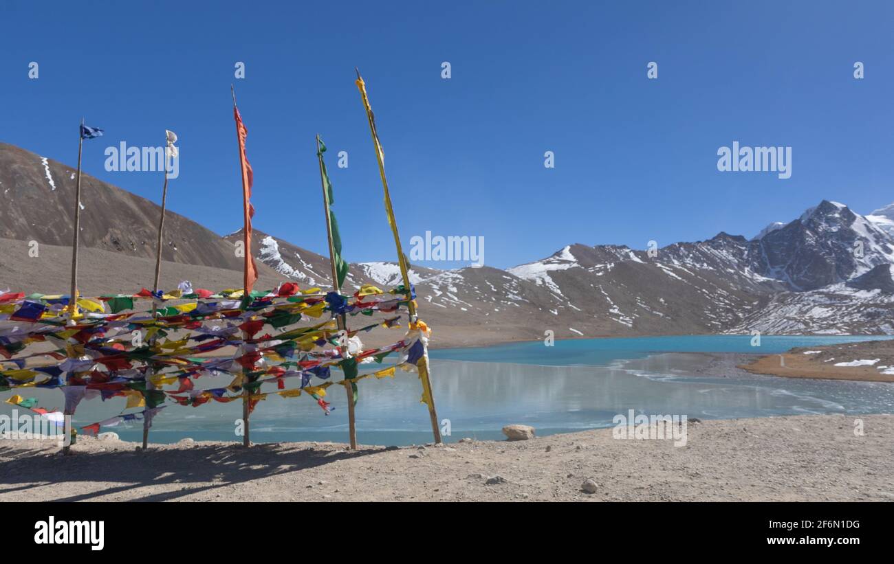 Panoramablick auf den Gurudongmar See mit Bergen im Hintergrund und Tibetische Gebetsfahnen im Vordergrund in Nord-Sikkim Indien Am 22. November 2016 Stockfoto