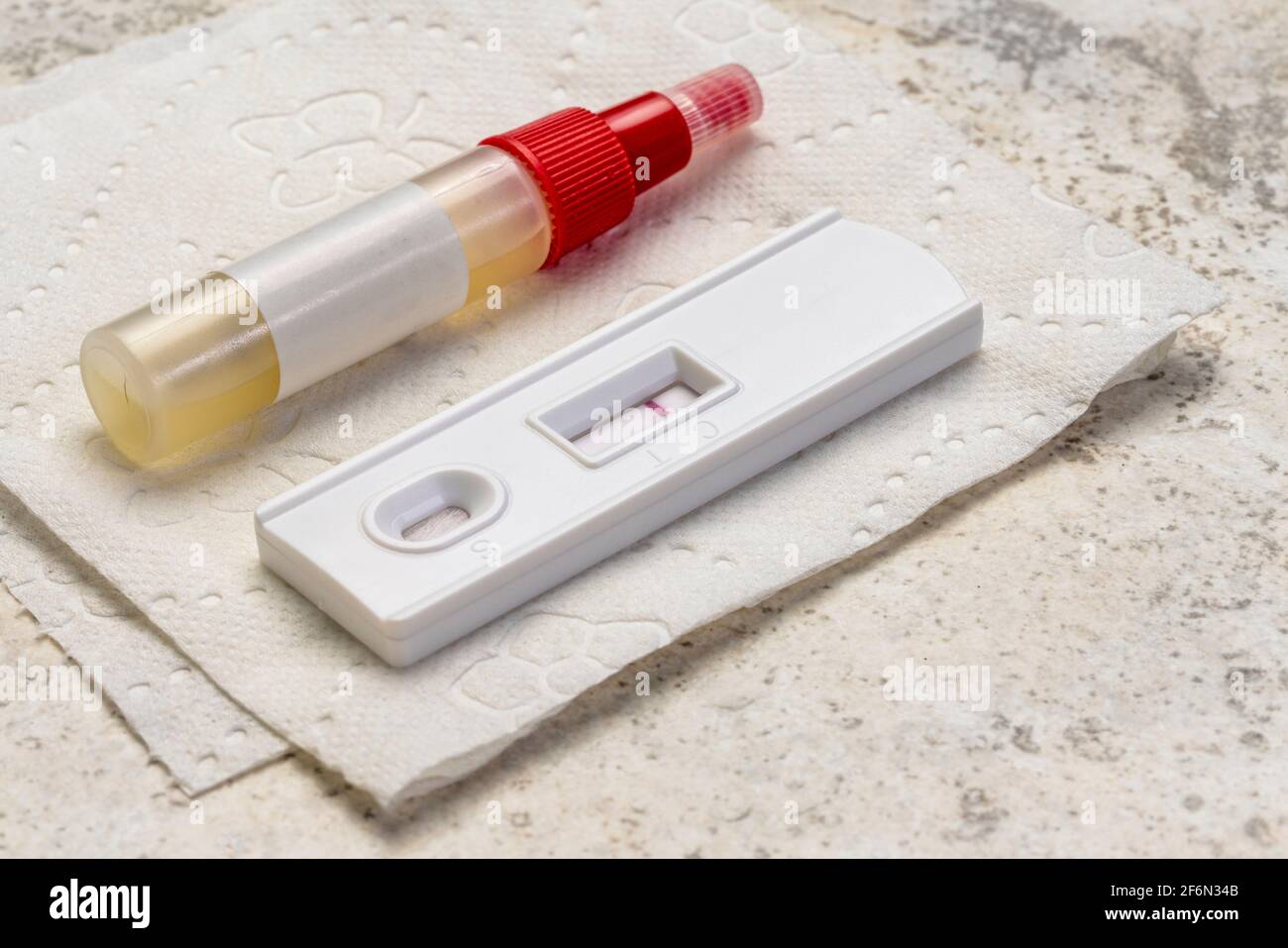 Fäkaler immunochemischer Test für kolorektale Erkrankungen - Home Kit mit einem Probenröhrchen und einem negativen Ergebnis auf einer Testkassette, Gesundheit und Selbstversorgung CO Stockfoto