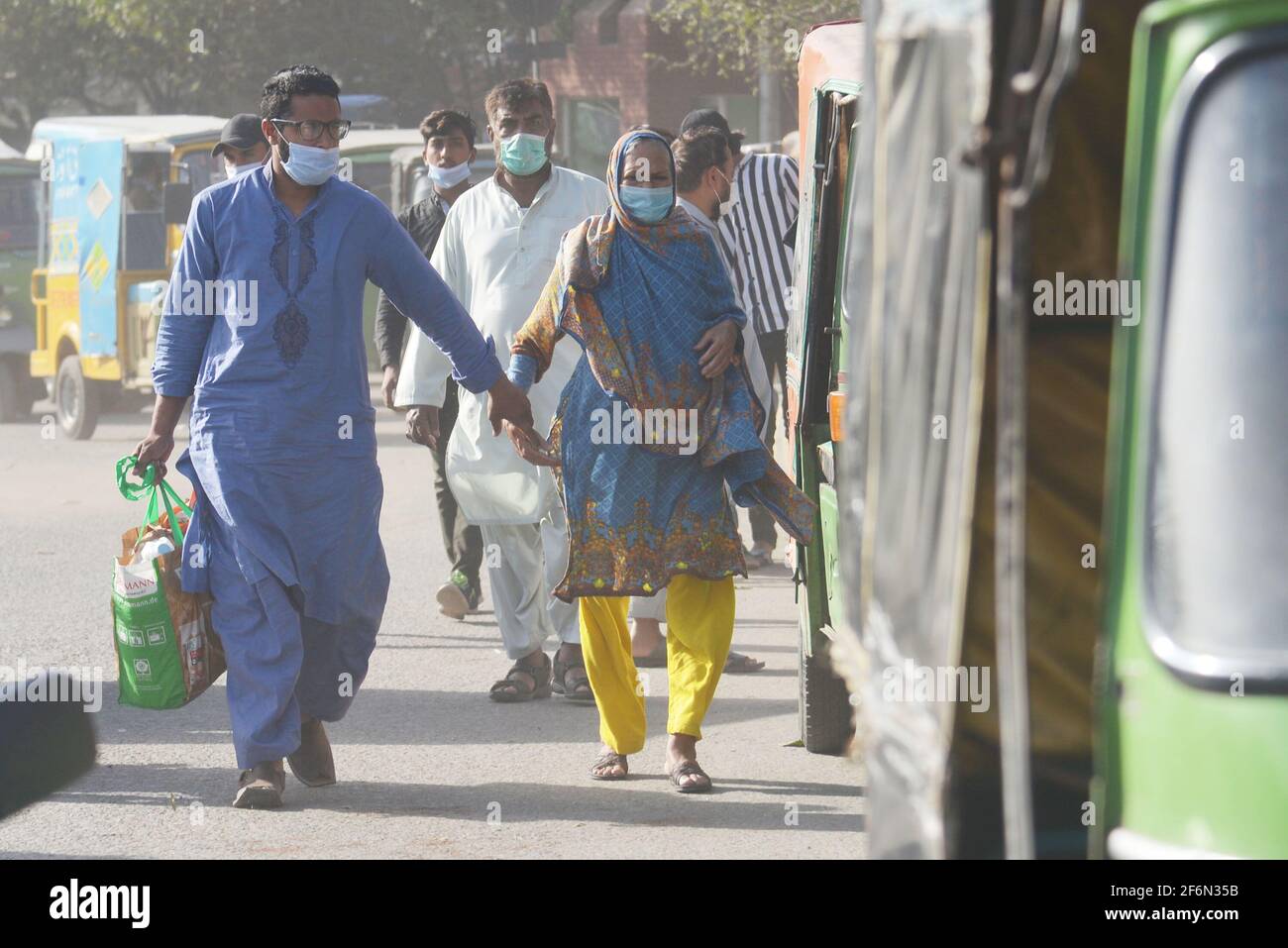 Lahore, Pakistan. April 2021. Pakistanische Familienmitglieder reisen zu Fuß, weil sie wegen der Schließung von Speedo-Bussen und der Orange Line Metro Train (OLMT) wegen neuer Beschränkungen, die die Ausbreitung des Covid-19 in der Provinzhauptstadt Lahore eindämmen, Schwierigkeiten haben. (Foto von Rana Sajid Hussain/Pacific Press) Quelle: Pacific Press Media Production Corp./Alamy Live News Stockfoto