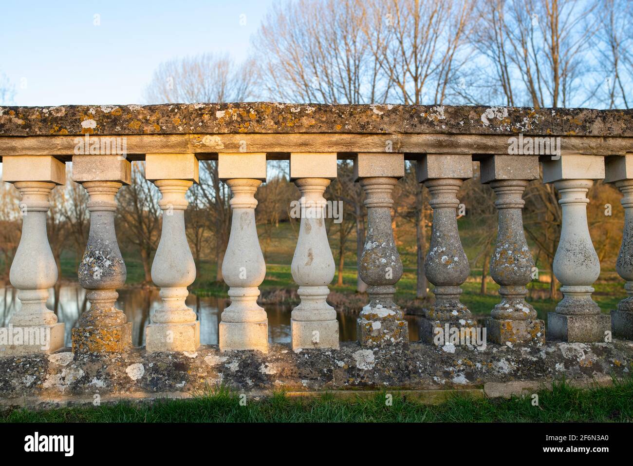 Restaurierte Balustrade, Teil der bladon-Brücke in der frühmorgendlichen Frühlingssonne bei Sonnenaufgang. Blenheim Palace Park, Woodstock, Oxfordshire, England Stockfoto