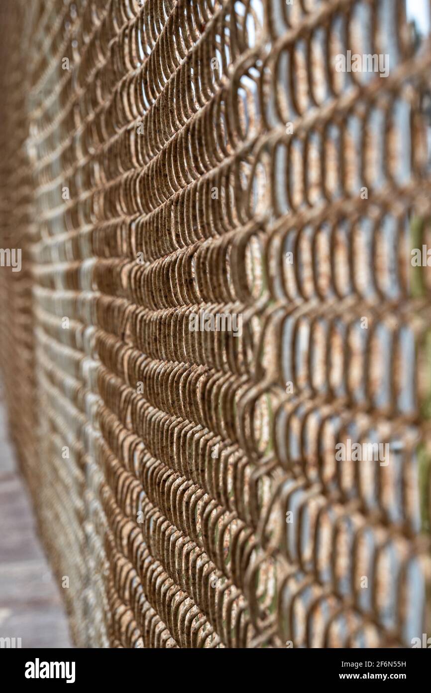 Abstrakt Schuss vertikal Blick über rostigen Zaun Linie Stockfoto