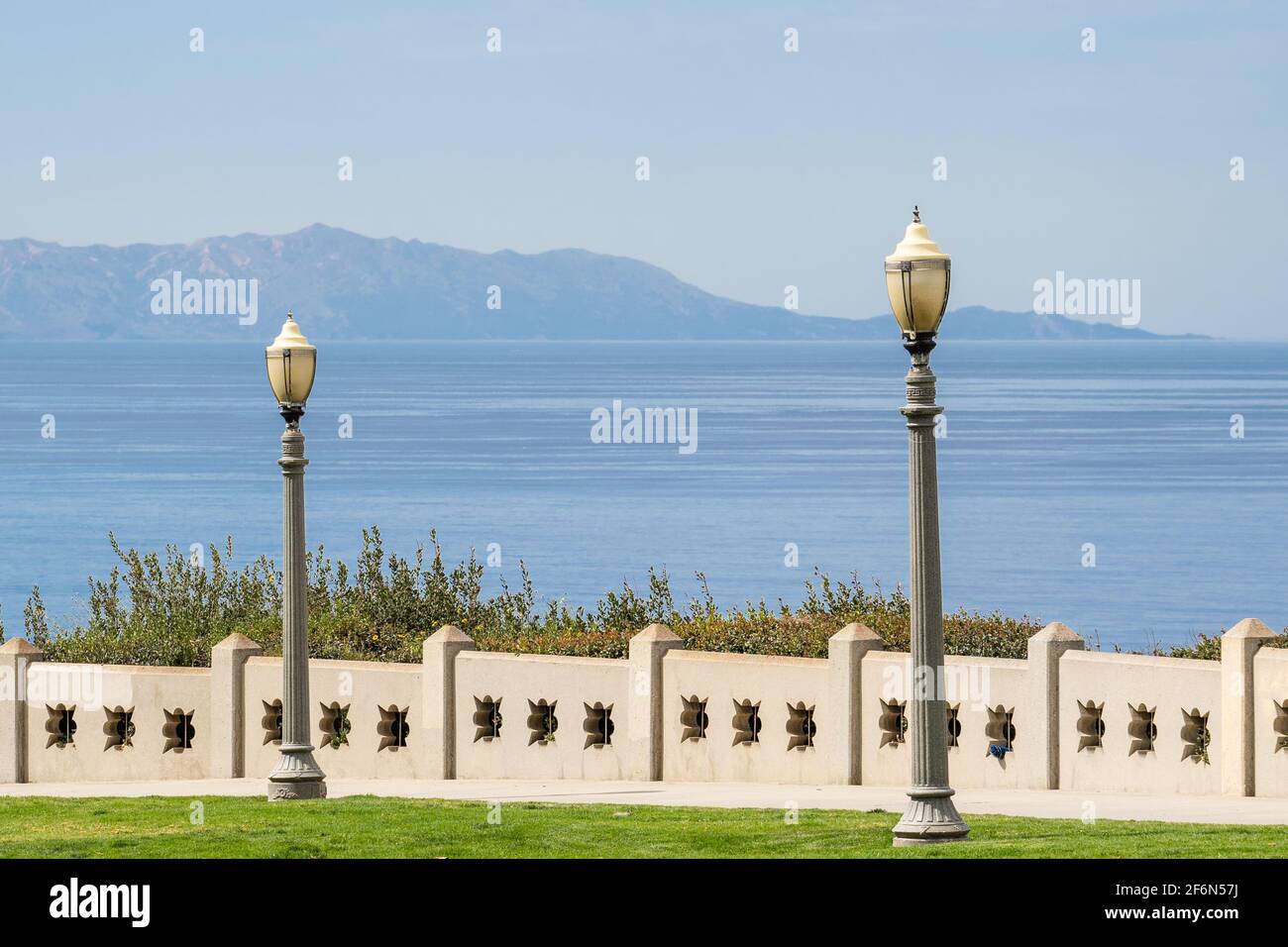 Point Fermin Park auf den Klippen von San Pedro, CA mit Blick auf Catalina Island Stockfoto