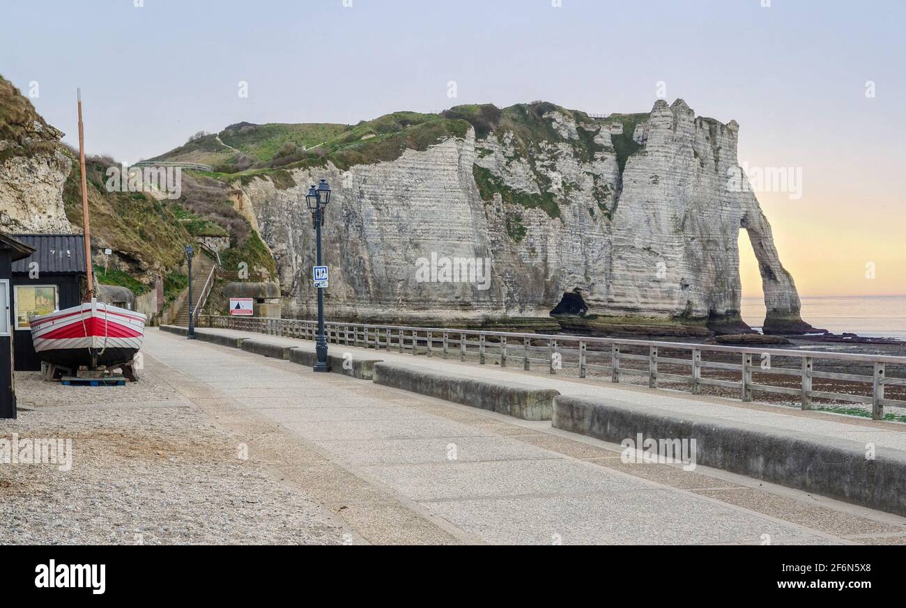 Ein Blick auf den einsamen Strand und die berühmten Klippen inmitten der Covid-19 Pandemie am 1. April 2021 in Etretat, Normandie, Frankreich. Der französische Präsident kündigte am Mittwoch an, dass die französischen Schulen nächste Woche schließen werden und die begrenzte Sperre in Paris und anderen Regionen auf das ganze Land ausgeweitet wird, um die hohen Covid-19-Infektionsraten zu bekämpfen. Ab Samstagnacht und für die nächsten vier Wochen werden im ganzen Land Reisebeschränkungen auferlegt. Die Geschäfte, die nicht unbedingt notwendig sind, werden entsprechend den bereits in Covid-19-Hotspots wie Paris umgesetzten Maßnahmen schließen, sagte der französische Staatschef. Foto von ABACA Stockfoto