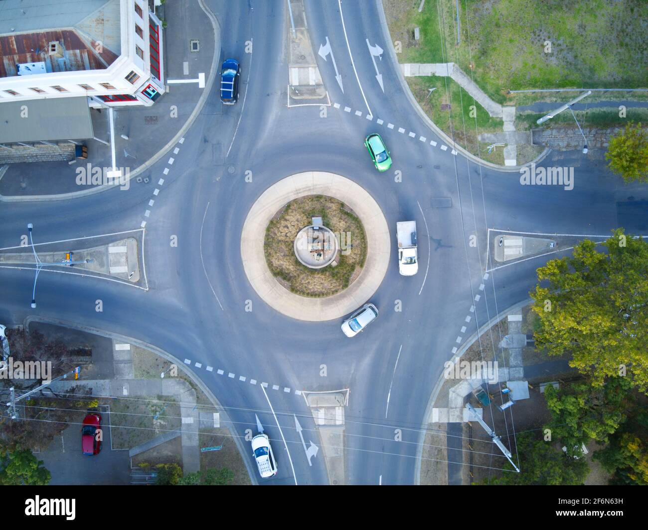 Rundflug-Luftaufnahme mit Verkehr, Fahrzeugen und Gebäuden in einer ländlichen Stadt, Castlemaine, Victoria, Australien. Stockfoto