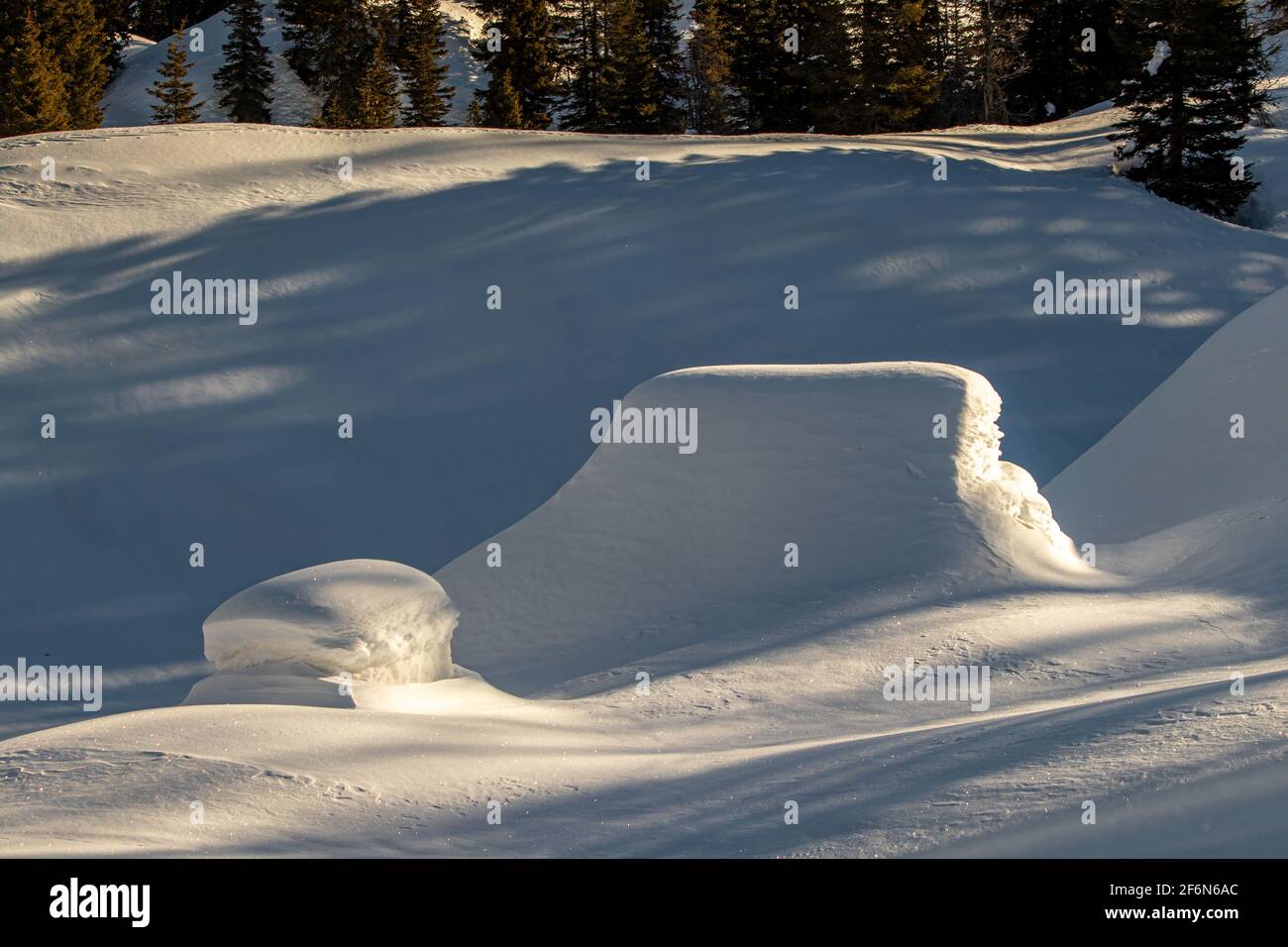 Berghütten mit Schneeschichten bedeckt Stockfoto