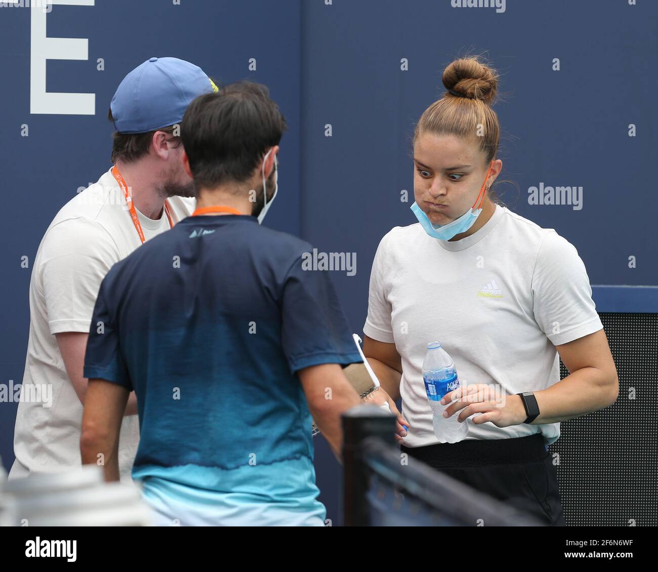 MIAMI GARDENS, FL - 01. APRIL: (KEIN VERKAUF AN NEW YORK POST) Maria Sakkari sah am 11. April 2021 das Üben am Tag der Miami Open im Hard Rock Stadium in Miami Gardens, Florida Menschen: Maria Sakkari Stockfoto
