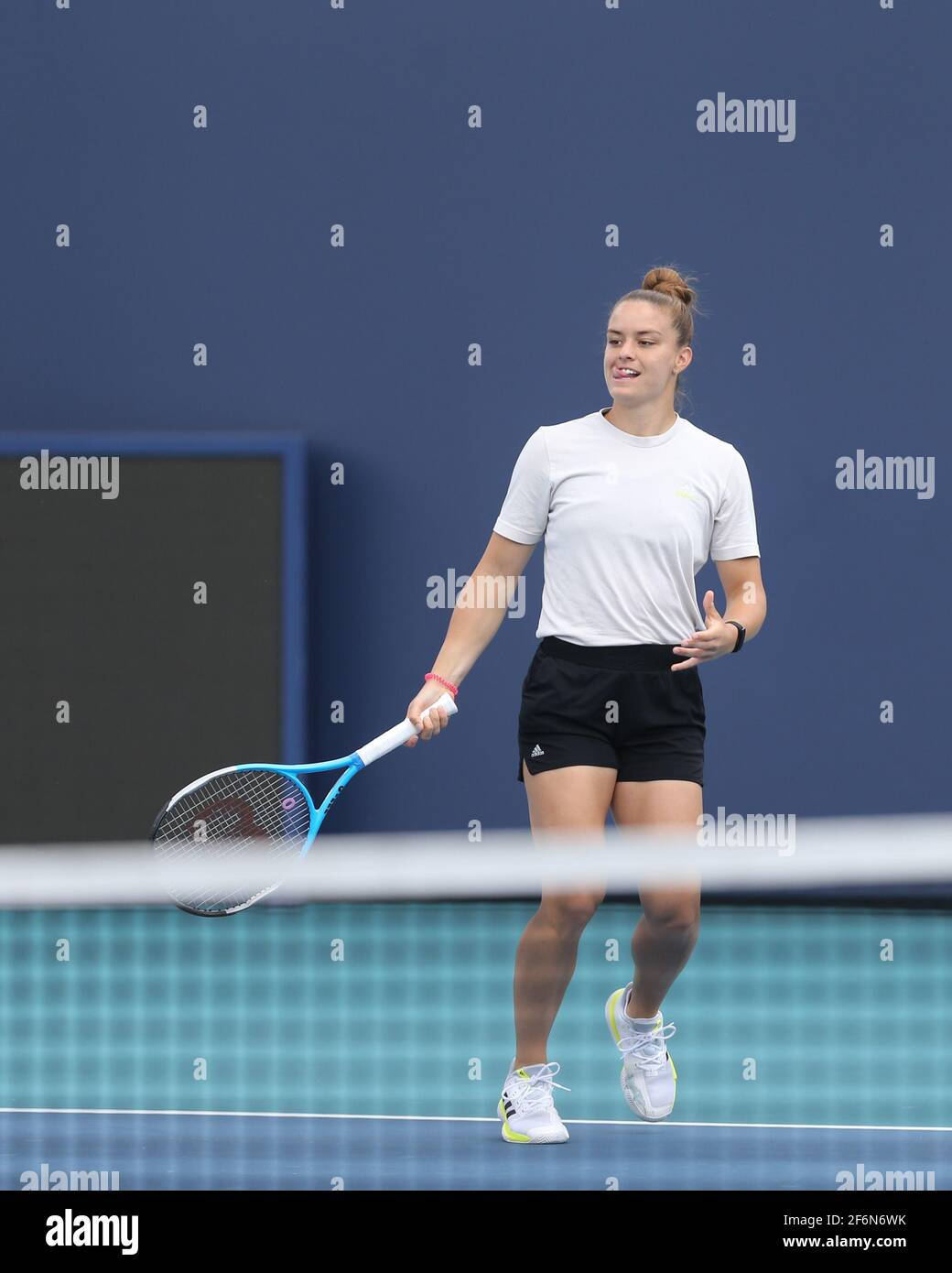 MIAMI GARDENS, FL - 01. APRIL: (KEIN VERKAUF AN NEW YORK POST) Maria Sakkari sah am 11. April 2021 das Üben am Tag der Miami Open im Hard Rock Stadium in Miami Gardens, Florida Menschen: Maria Sakkari Stockfoto