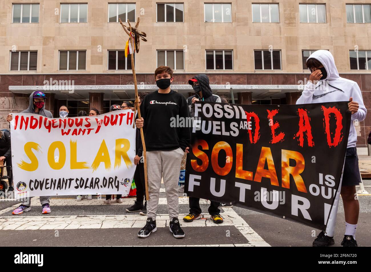 Washington, DC, USA, 1. April 2021. Im Bild: Indigene Jugendliche veranstalten eine Kundgebung gegen die Dakota Access Pipeline und die Line 3 Pipeline vor dem Weißen Haus. Kredit: Allison C Bailey/Alamy Live Nachrichten Stockfoto