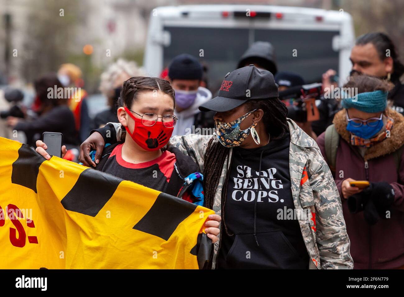 Washington, DC, USA, 1. April 2021. Im Bild: Indigene Jugendliche marschieren gegen die Dakota Access Pipeline und Line 3 Pipeline. Kredit: Allison C Bailey/Alamy Live Nachrichten Stockfoto